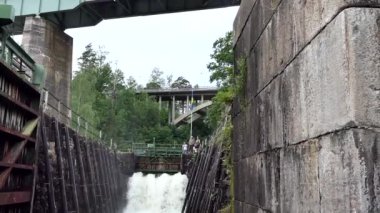 Haverud, İsveç Dalsland Kanalı 'ndaki bir kanaldan bir tekne geçiyor..