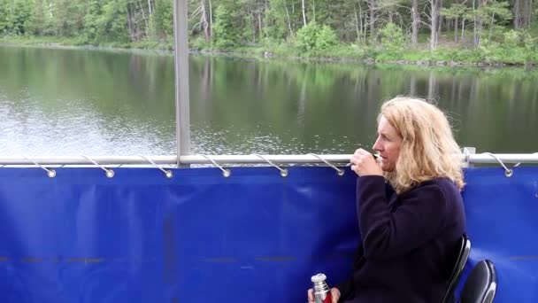 瑞典哈维尔德一位妇女驾驶运河船沿着达利斯运河 — 图库视频影像