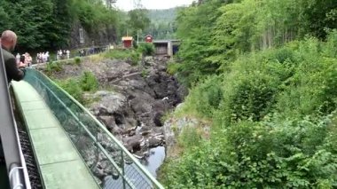 Haverud, İsveç Dalsland Kanalı 'ndaki bir kanaldan bir tekne geçiyor..