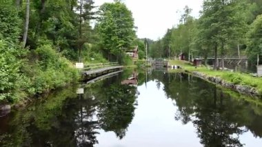 Haverud, İsveç Dalsland Kanalı 'ndaki bir kanaldan bir tekne geçiyor..