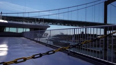 Göteborg İsveç Gota Alv köprüsü yolcu feribotunun altından geçiyor. 