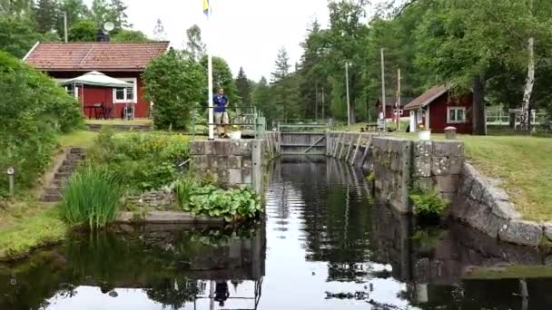 Haverud Schweden Ein Kanalboot Passiert Eine Schleuse Auf Dem Dalslandkanal — Stockvideo