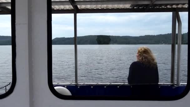 Haverud Schweden Eine Frau Fährt Mit Einem Kanalboot Auf Dem — Stockvideo