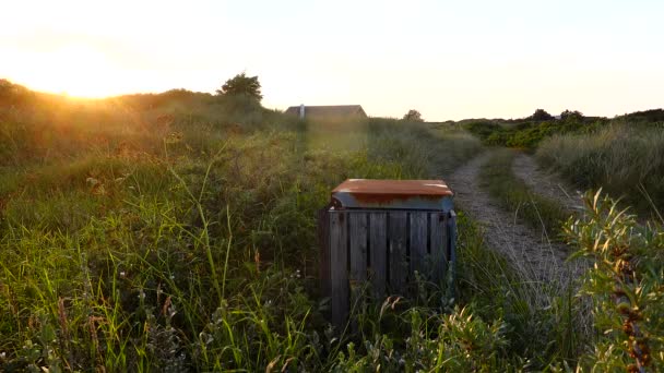 Hirtshals Dánsko Muž Vyhazuje Odpadky Domácností Odpadkového Koše — Stock video