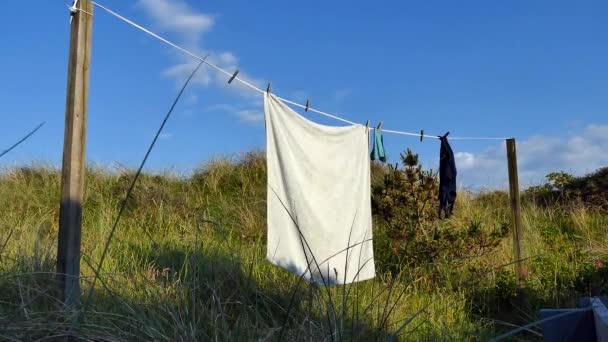 外の風で洗濯物を乾かす — ストック動画