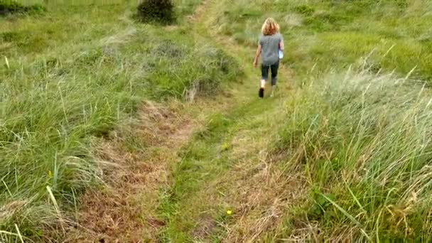 Hirtshals Danimarca Una Donna Cammina Verso Spiaggia Attraverso Dune Della — Video Stock