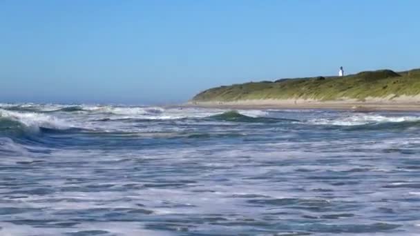 Hirtshals Denemarken Golven Van Noordzee Rollen Het Zonnige Strand — Stockvideo