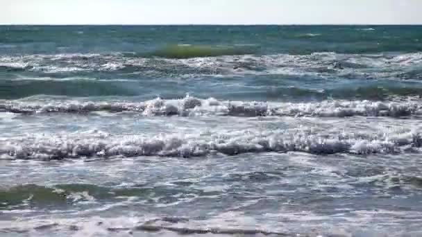 Hirtshals Denemarken Golven Van Noordzee Rollen Het Zonnige Strand — Stockvideo