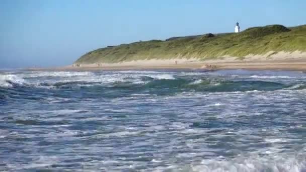 Hirtshals Dänemark Wellen Aus Der Nordsee Rollen Den Sonnigen Strand — Stockvideo