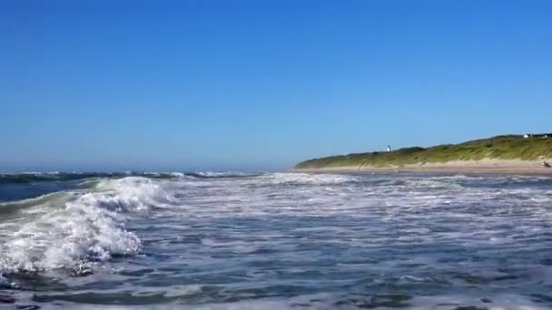 Hirtshals Denemarken Golven Van Noordzee Rollen Het Zonnige Strand — Stockvideo