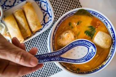 Amal, İsveç böreği ve sos Tayland restoranında ve Tom Yum Çorbası
