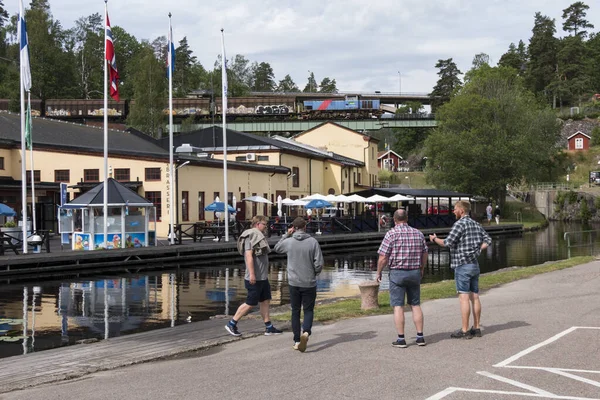 Haverud Suède Quatre Hommes Marchant Long Canal Dalsland Dans Centre — Photo