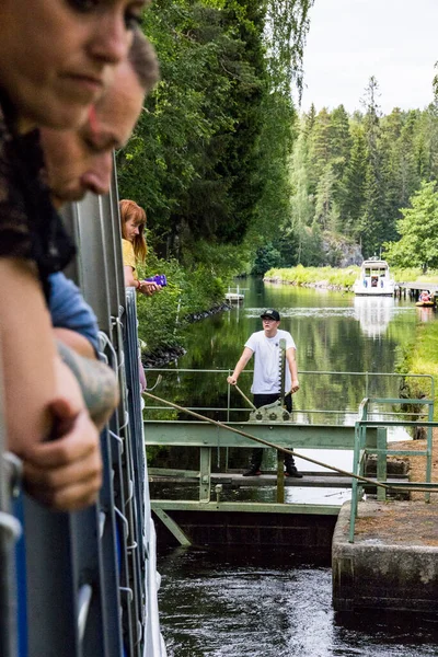 Haverud Schweden Ein Junger Schleusenwärter Hantiert Mit Leinen Für Ein — Stockfoto