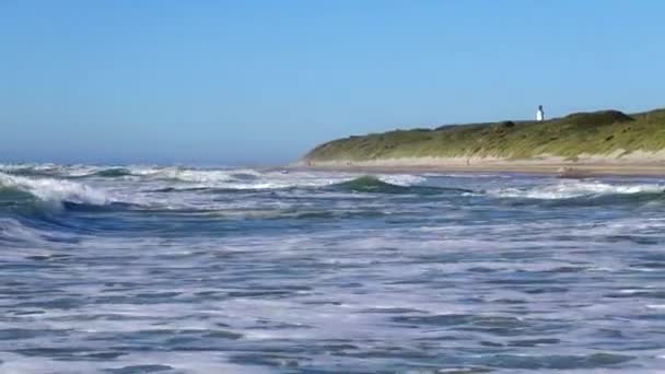 Hirtshals Denemarken Golven Van Noordzee Rollen Het Strand — Stockvideo