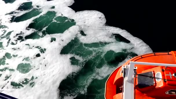 ドックに入ると ヨーテボリ スウェーデンのボートエンジン洗浄機と旅客フェリーの救命ボート — ストック動画