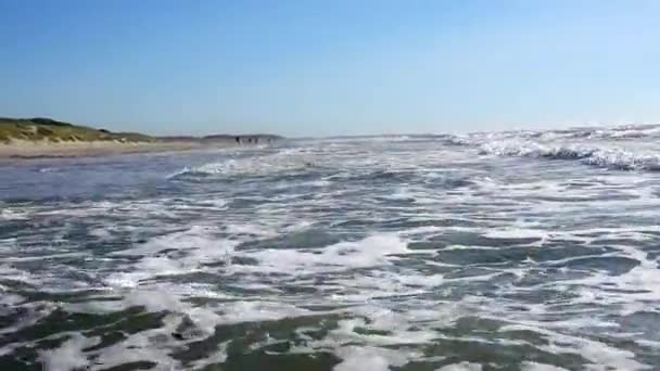 Hirtshals Denemarken Golven Van Noordzee Rollen Het Strand — Stockvideo