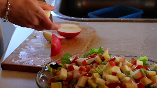 Femeie Pregătește Salată Mare Fructe Nuci Legume — Videoclip de stoc