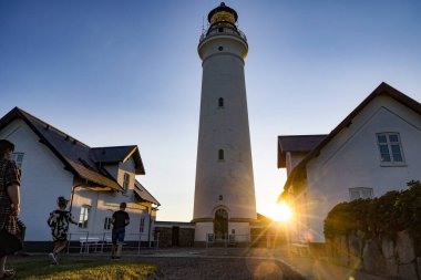 Hirtshals, Danimarka İnsanlar Hirtshals deniz fenerinde gün batımında dolaşıyorlar.