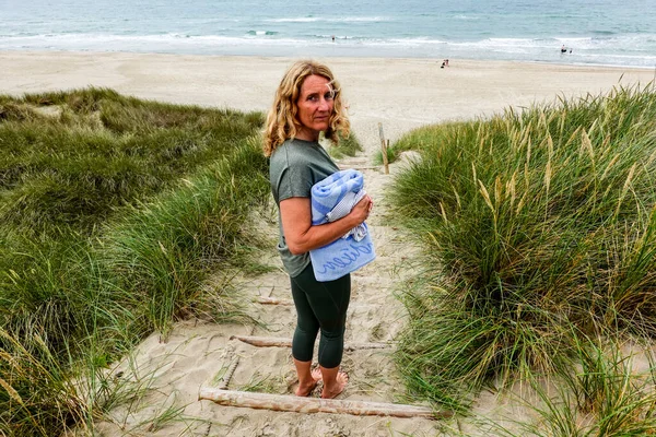 デンマークのHirtshals女性は砂丘を北の海に歩いて入浴します — ストック写真