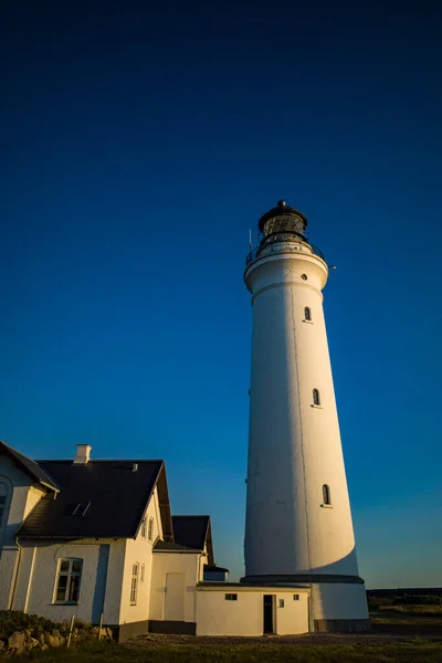 Hirtshals Danimarka Nsanlar Hirtshals Deniz Fenerinde Gün Batımında Dolaşıyorlar — Stok fotoğraf