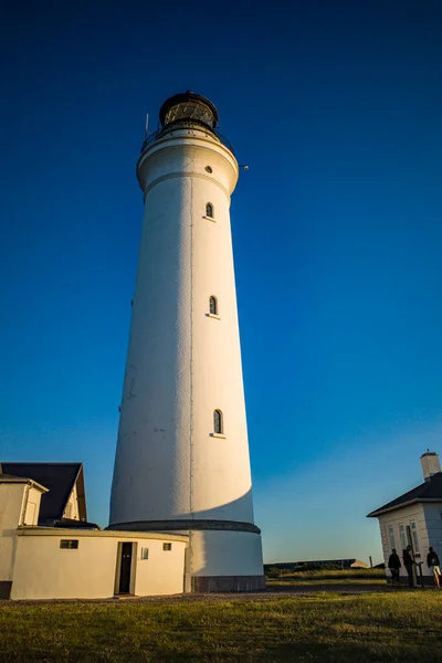 Hirtshals Dänemark Menschen Gehen Bei Sonnenuntergang Den Leuchtturm Von Hirtshals — Stockfoto