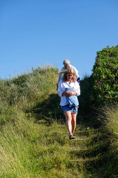 デンマークのヒルト人女性と娘が砂丘を歩いてビーチに行く — ストック写真