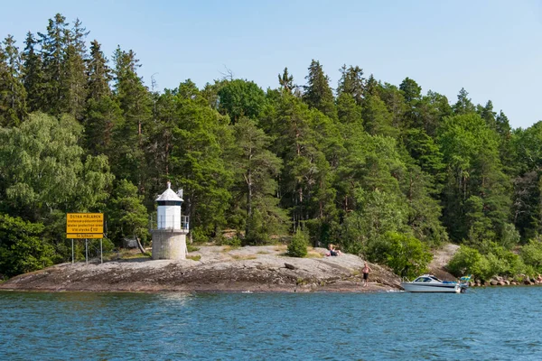 Stoccolma Svezia Piccolo Faro Sul Lago Malaren Una Piccola Barca — Foto Stock