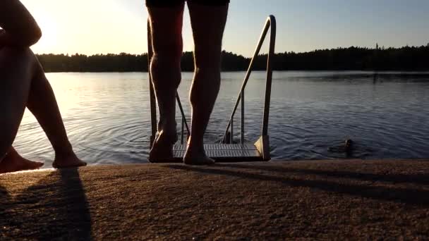 Stockholm Švédsko Muž Šplhá Plaveckém Žebříku Jezera Kotla Při Západu — Stock video