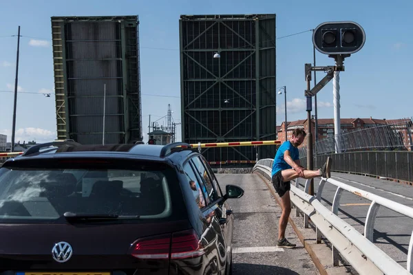 Stockholm Schweden Ein Jogger Streckt Sich Zwischen Dem Verkehr Auf — Stockfoto