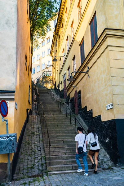 Estocolmo Suécia Casal Sobe Degraus Maria Trappgrand Sodermalm — Fotografia de Stock