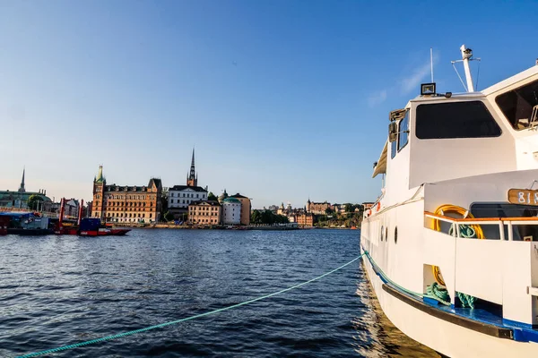 Στοκχόλμη Σουηδία Τουριστικά Σκάφη Περιμένουν Στις Αποβάθρες Δημαρχείο — Φωτογραφία Αρχείου