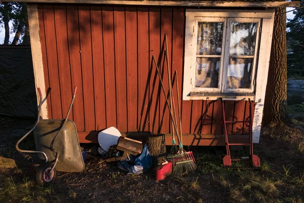 スウェーデンのストックホルム2021年7月23日日没時に小屋の外のガーデンツール — ストック写真