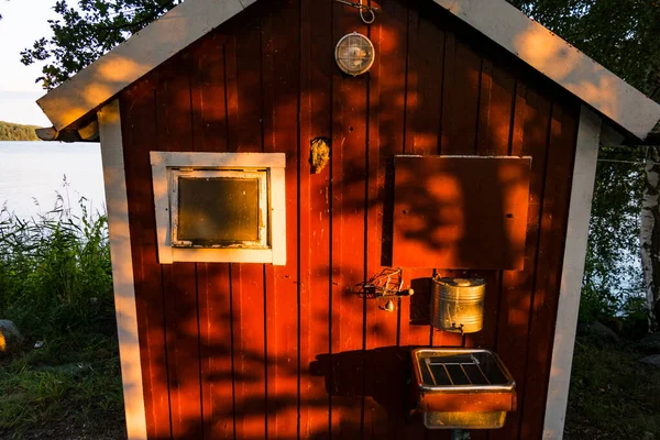 瑞典斯德哥尔摩一个有室外水池的红色小阁楼 — 图库照片