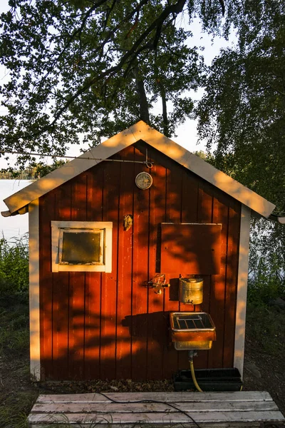 Stockholm Švédsko Malý Červený Domek Venkovním Umyvadlem — Stock fotografie