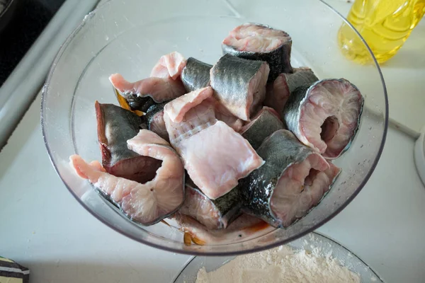 Pesce Crudo Tritato Una Ciotola Pronto Farina Frittura — Foto Stock