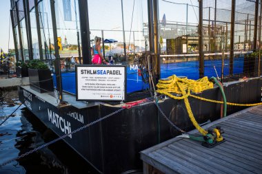 Stockholm, İsveç Strandvagen 'da açık raket tenis kortu ve imza..