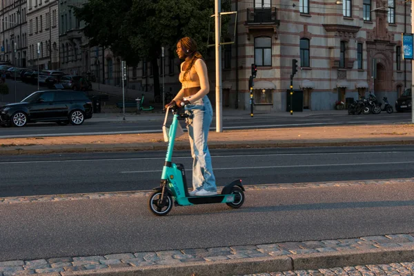 Estocolmo Suecia Una Mujer Montando Scooter Movilidad Eléctrica Strandvagen — Foto de Stock