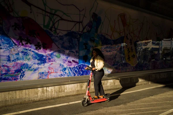 Stockholm Suède Une Femme Scooter Électrique Liljeholmen — Photo
