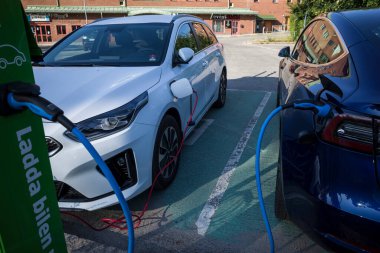 Stockholm, İsveç. Elektrikli araba şarj istasyonu ve kabloları. İsveççe 'de 