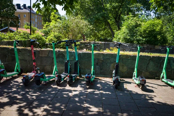 Estocolmo Suécia Scooters Mobilidade Elétrica Estacionados Perto Parque — Fotografia de Stock