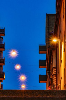 Boras, İsveç Sodra Kyrkogatan 'ın gece görüşü.