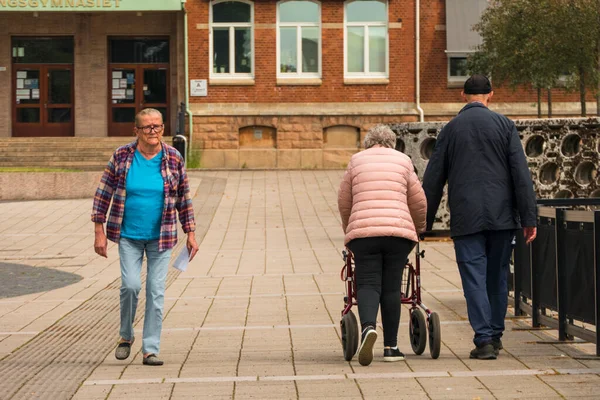 Boras Suécia Pedestres Seniores Recinto Igreja Gustav Adolfs Kyrka Gutav — Fotografia de Stock