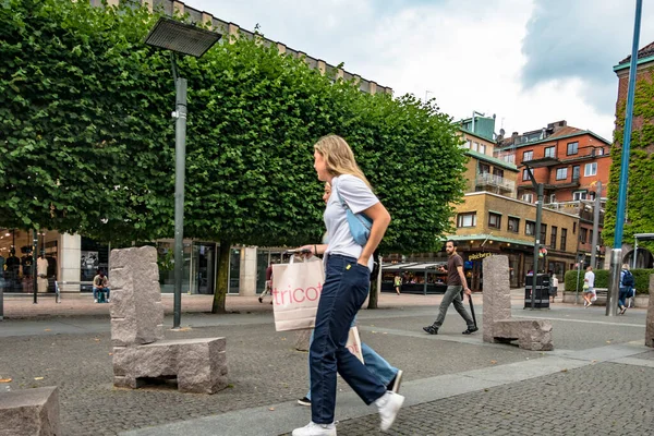 Boras Suecia Dos Mujeres Caminando Por Stora Torget Centro Ciudad — Foto de Stock