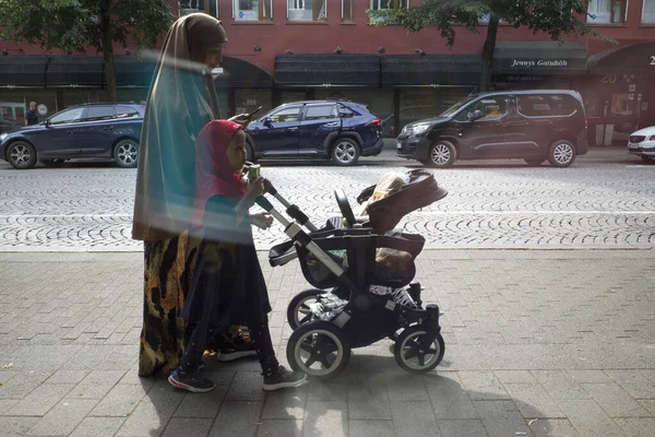 Boras Szwecja Muzułmańska Matka Dzieci Spacerujące Ulicą — Zdjęcie stockowe