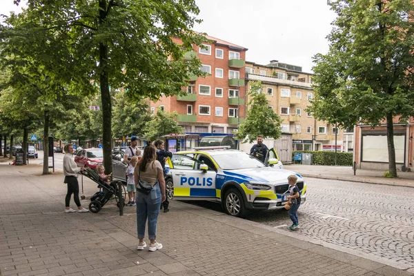 Boras Szwecja Lokalna Policja Zaprasza Młodą Rodzinę Odwiedzenia Samochodu Patrolowego — Zdjęcie stockowe