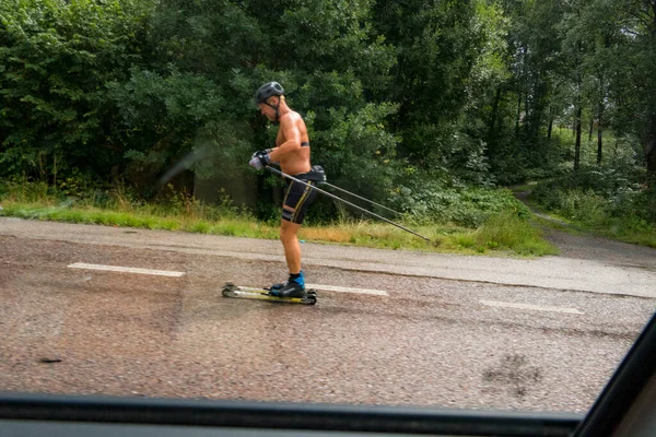 Stockholm Swedia Seorang Pria Rollerskiing Sisi Jalan Dibingkai Oleh Jendela — Stok Foto