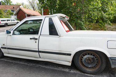 Stockholm, İsveç terk edilmiş bir Volvo arabası..