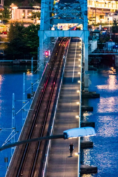 Estocolmo Suecia Los Peatones Puente Lidingo Por Noche — Foto de Stock