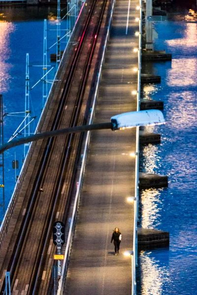 Стокгольм Швеция Пешеходы Лиепайском Мосту Ночью — стоковое фото