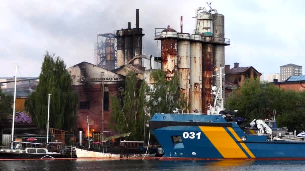 Стокгольм Швеция Пожар Охватил Старый Промышленный Объект Лильехольмене — стоковое видео